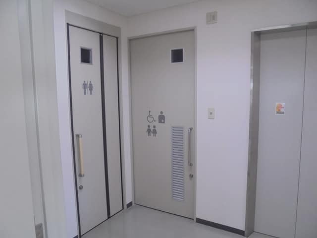 足立自動車税事務所 のトイレ入口写真