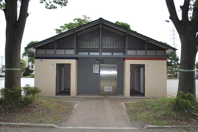 舎人公園 のトイレ入口写真