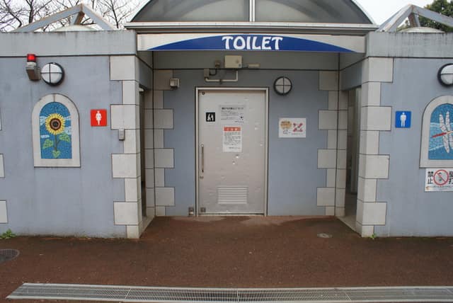 東綾瀬公園 のトイレ入口写真