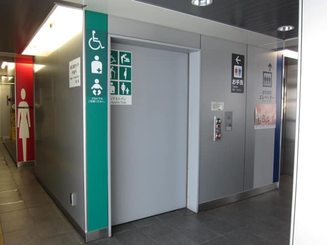 日暮里・舎人ライナー扇大橋駅 のトイレ入口写真