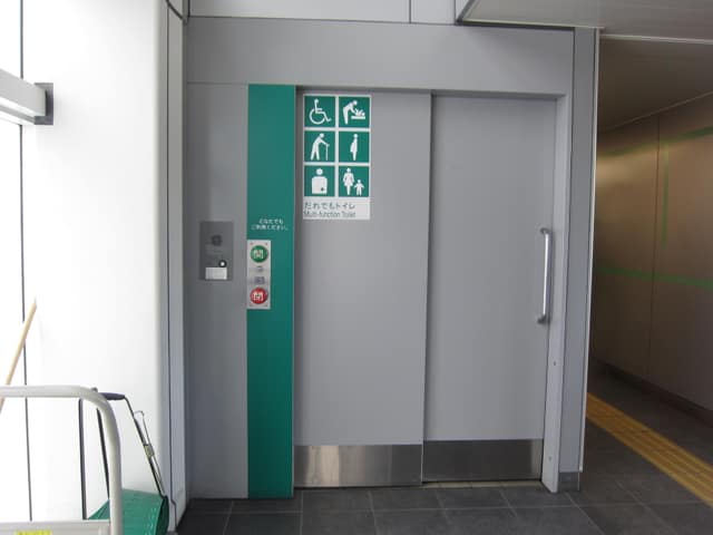 日暮里・舎人ライナー江北駅 のトイレ入口写真