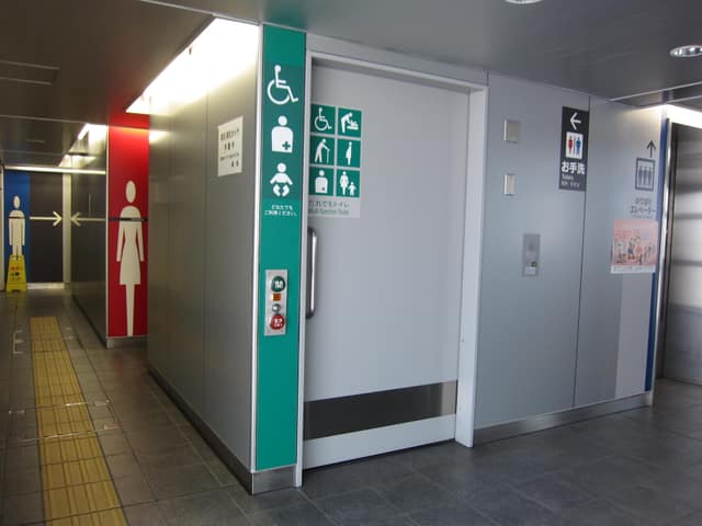 日暮里・舎人ライナー西新井大師西駅 のトイレ入口写真