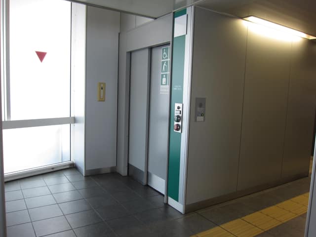 日暮里・舎人ライナー谷在家駅 のトイレ入口写真