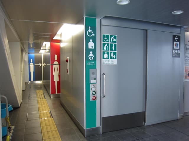 日暮里・舎人ライナー舎人駅 のトイレ入口写真