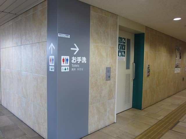 日暮里・舎人ライナー舎人公園駅 のトイレ入口写真