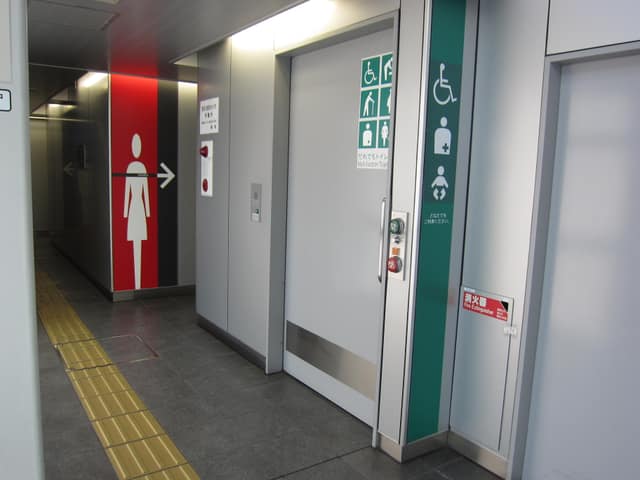 日暮里・舎人ライナー見沼代親水公園駅 のトイレ入口写真