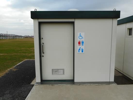 少年運動場 のトイレ入口写真
