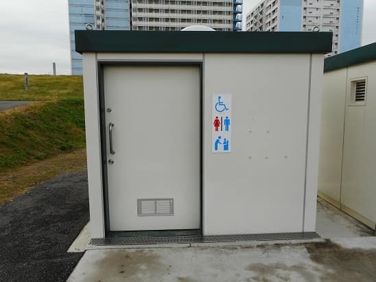 西新井橋野球場 のトイレ入口写真