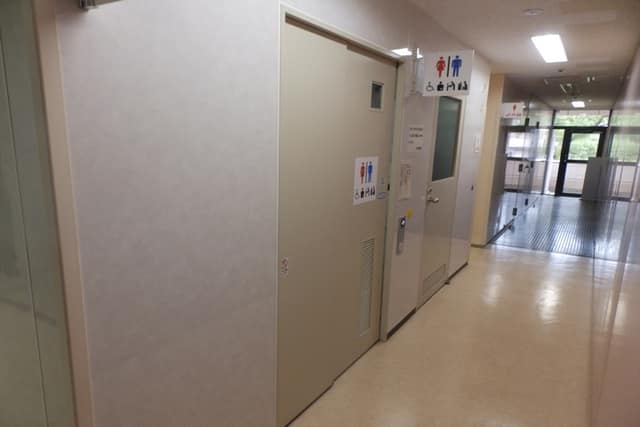 足立区役所 のトイレ入口写真
