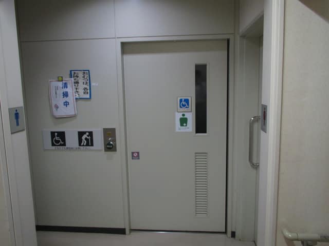 足立区役所千住庁舎 のトイレ入口写真