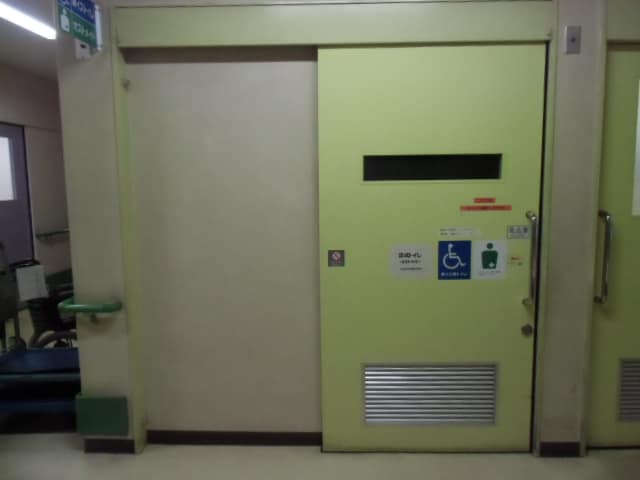 綾瀬障がい福祉施設 のトイレ入口写真