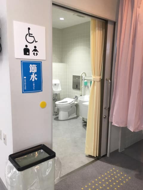 足立区足立福祉事務所 のトイレ入口写真