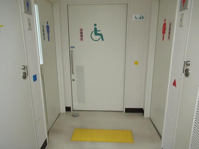 足立区中川区民事務所 のトイレ入口写真