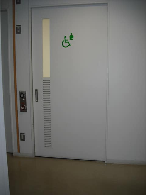 足立区こども支援センターげんき のトイレ入口写真