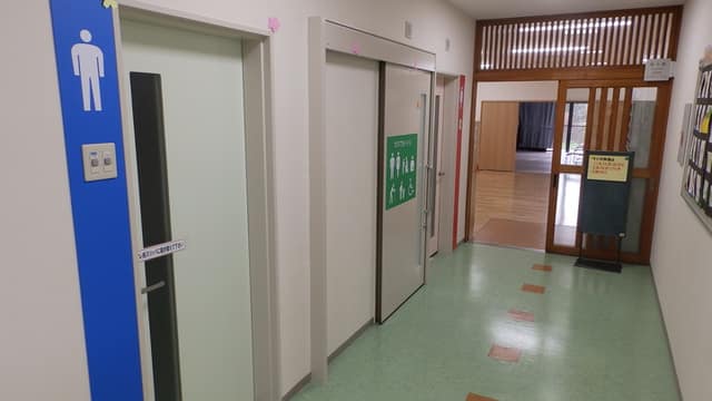 西伊興住区センター のトイレ入口写真