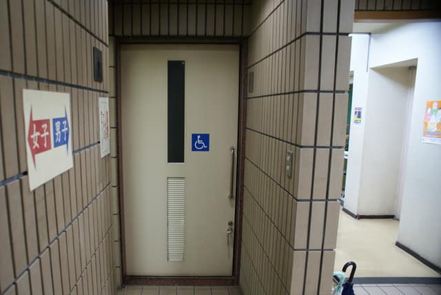 興本住区センター のトイレ入口写真