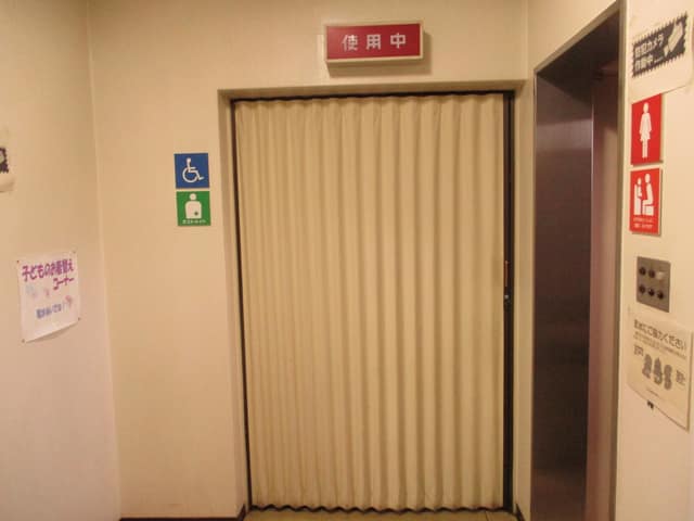 足立区足立保健所江北保健センター のトイレ入口写真