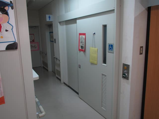 足立区役所千住庁舎 のトイレ入口写真