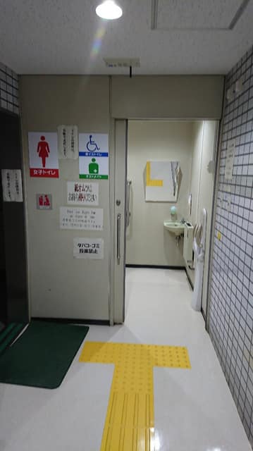足立保健所 のトイレ入口写真