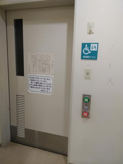 中央図書館 のトイレ入口写真
