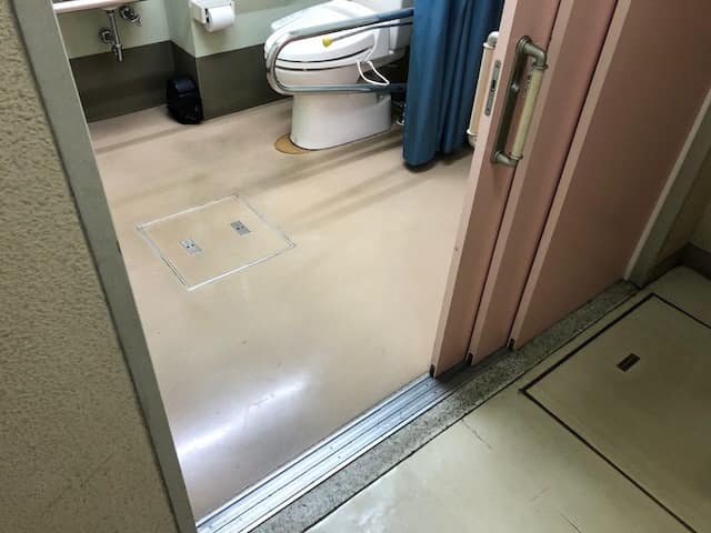 梅田図書館 のトイレ入口写真