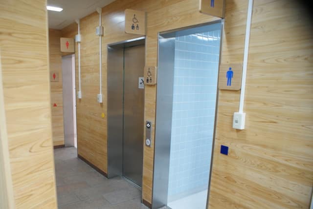 足立区伊興地域学習センター のトイレ入口写真