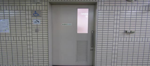 足立区梅田地域学習センター のトイレ入口写真