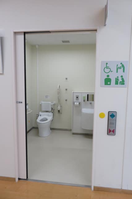 足立区江北地域学習センター のトイレ入口写真