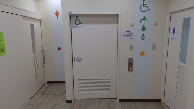 足立区鹿浜地域学習センター のトイレ入口写真