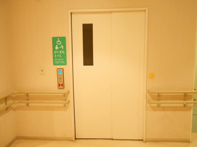 足立区こども未来創造館 のトイレ入口写真