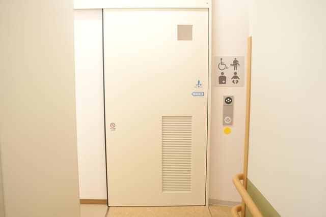 足立区保塚地域学習センター のトイレ入口写真
