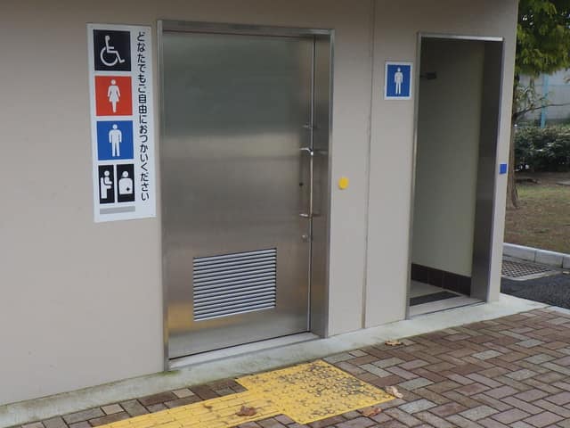 青井公園 のトイレ入口写真