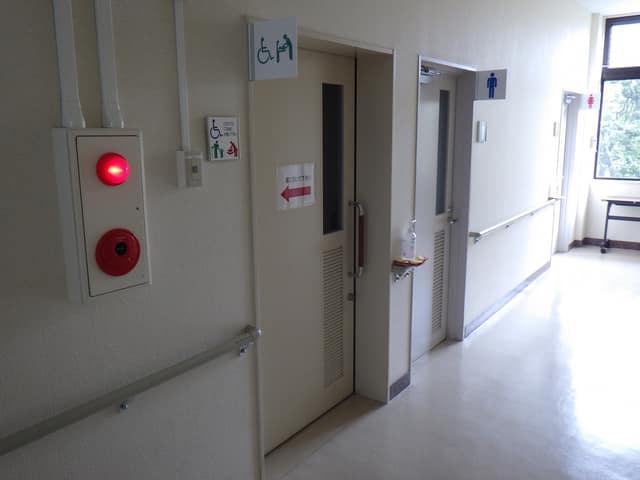 桜花亭 のトイレ入口写真