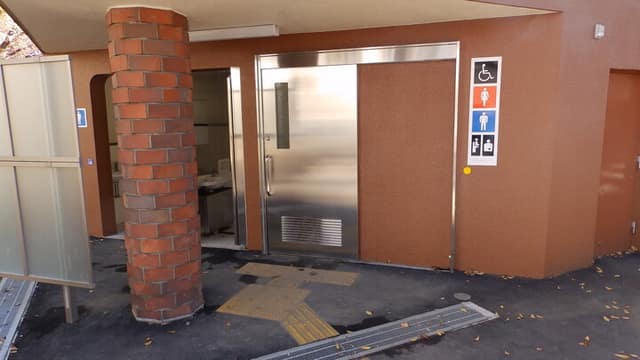 青井ふれあい公園 のトイレ入口写真
