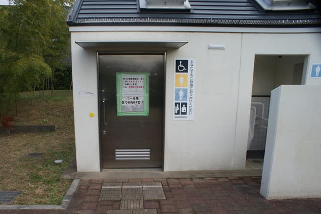 伊興四丁目公園 のトイレ入口写真