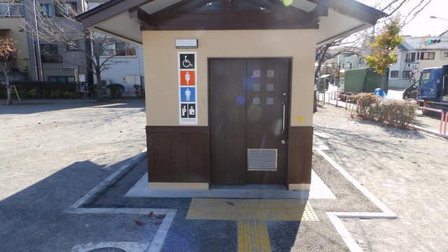 花保さくら公園 のトイレ入口写真