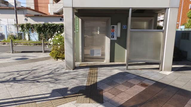 青井駅前公衆便所 のトイレ入口写真