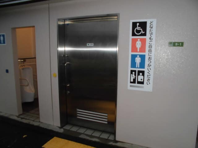 千住龍田町防災ひろば のトイレ入口写真