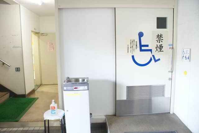 足立清掃事務所 のトイレ入口写真