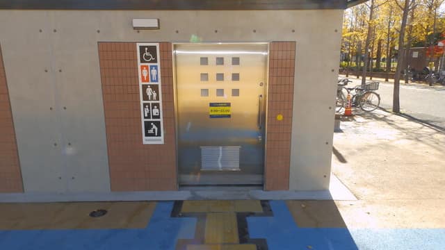足立区総合スポーツセンター のトイレ入口写真