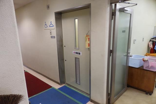 足立区東綾瀬公園温水温水プール のトイレ入口写真