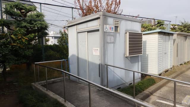 足立区平野運動場 のトイレ入口写真