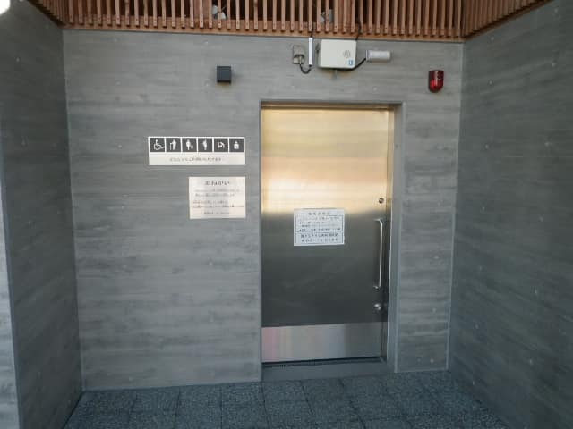 汐入公園 のトイレ入口写真
