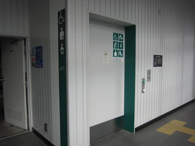 日暮里・舎人ライナー日暮里駅 のトイレ入口写真
