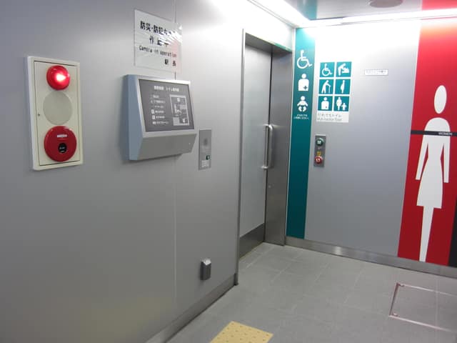 日暮里・舎人ライナー熊野前駅 のトイレ入口写真