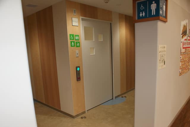 尾久図書館 のトイレ入口写真