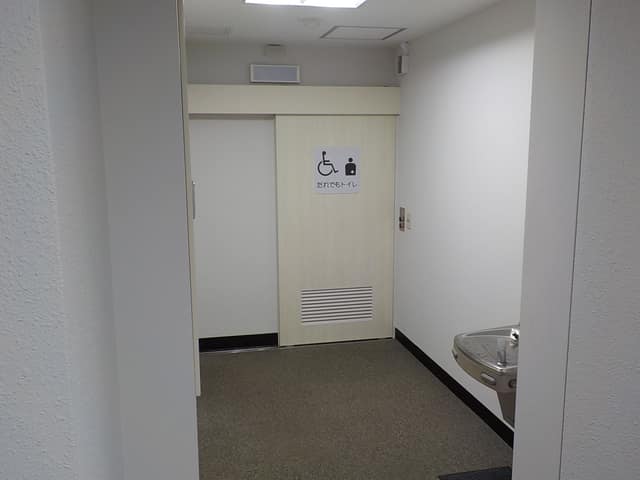 日暮里図書館 のトイレ入口写真