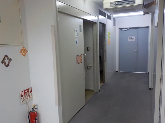 冠新道図書サービスステーション のトイレ入口写真