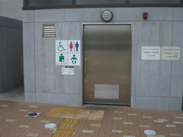 南千住三丁目公園 のトイレ入口写真