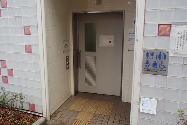 荒川公園 のトイレ入口写真
